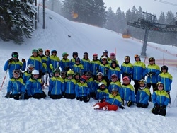 Gruppenbild mit neuer Skikleidung 2015