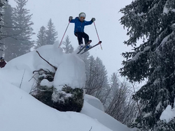 Rosalie Mayr beim Tiefschneefahren 2022