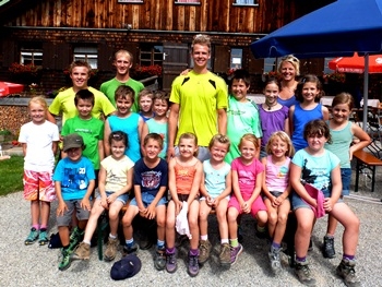 Stefan Luitz mit dem Nachwuchs des SC Bolsterlang auf der Alpe Zunkleiten